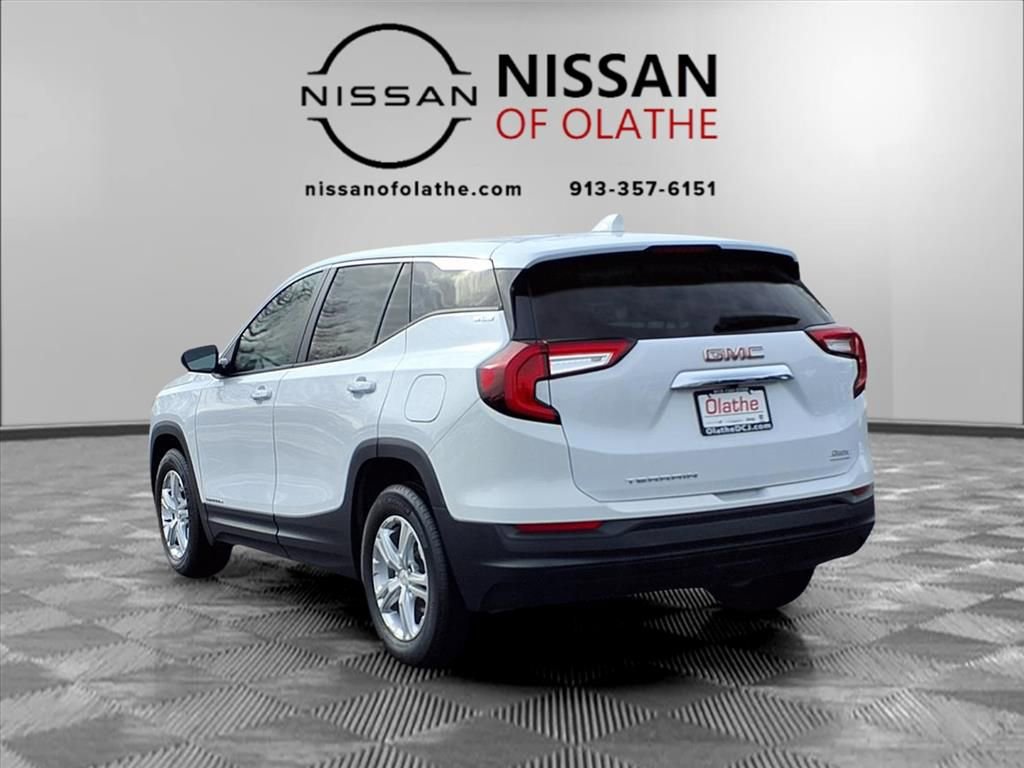 Used 2024 GMC Terrain SLE image 3