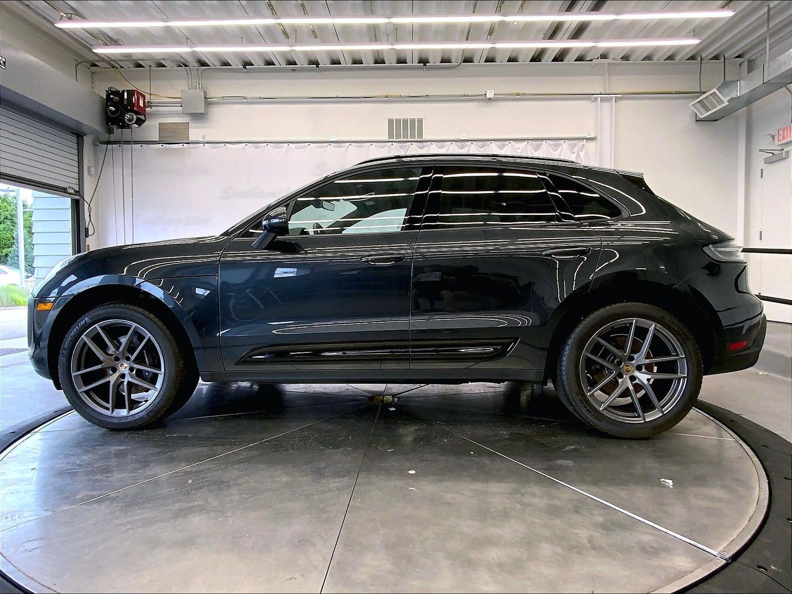 Certified 2024 Porsche Macan AWD/4WD image 2