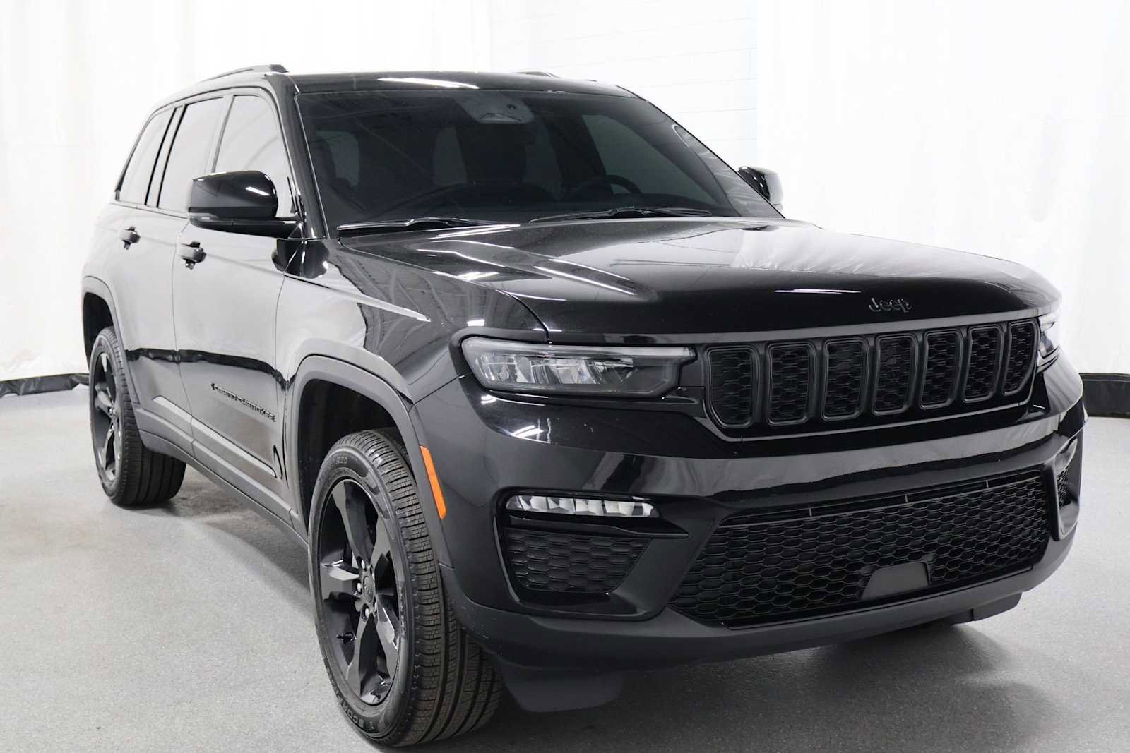 Used 2025 Jeep Grand Cherokee Limited w/ Black Appearance Package AWD/4WD image 13