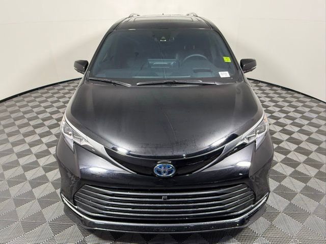 Used 2025 Toyota Sienna Platinum image 9
