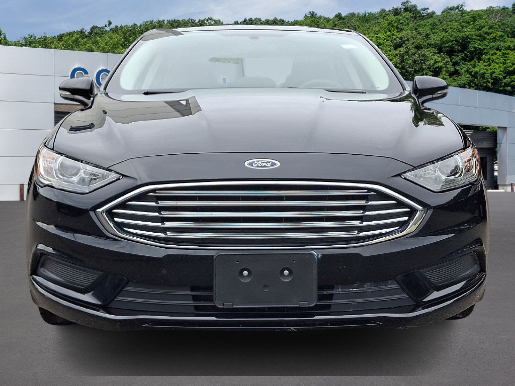 Used 2017 Ford Fusion SE FWD image 2