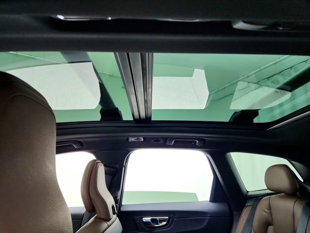 Used 2019 Volvo XC60 T5 Momentum w/ Premium Package image 16