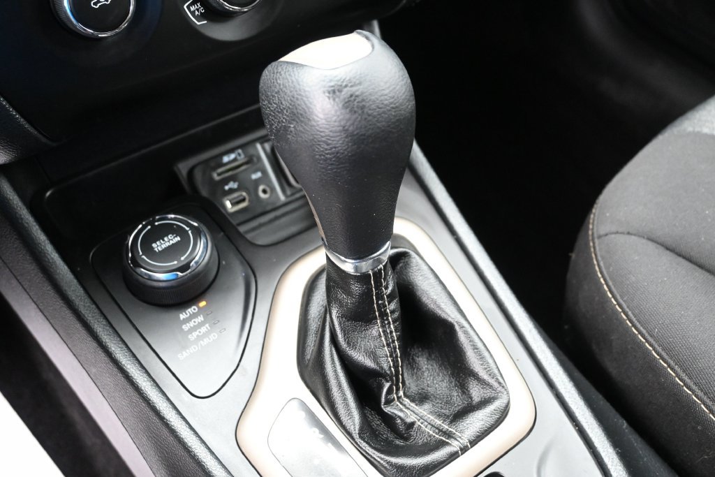 Used 2016 Jeep Cherokee Sport AWD/4WD image 19