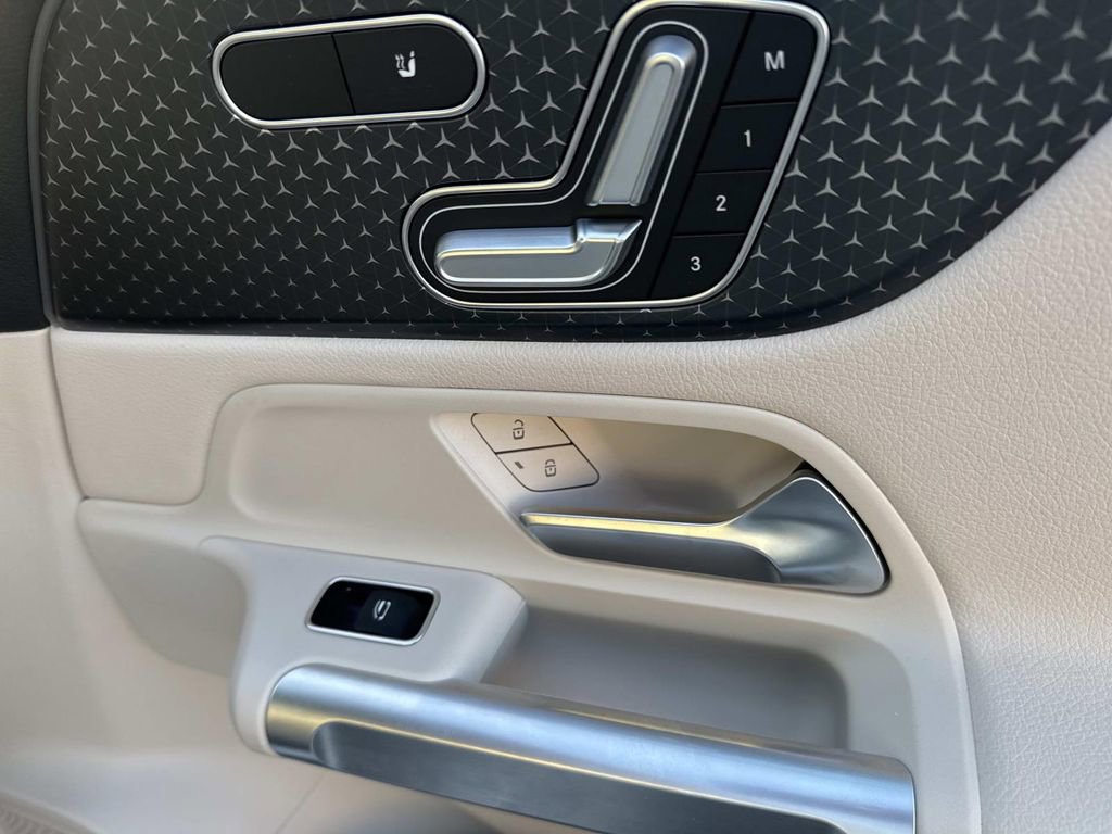 Used 2025 Mercedes-Benz GLB 250 image 15