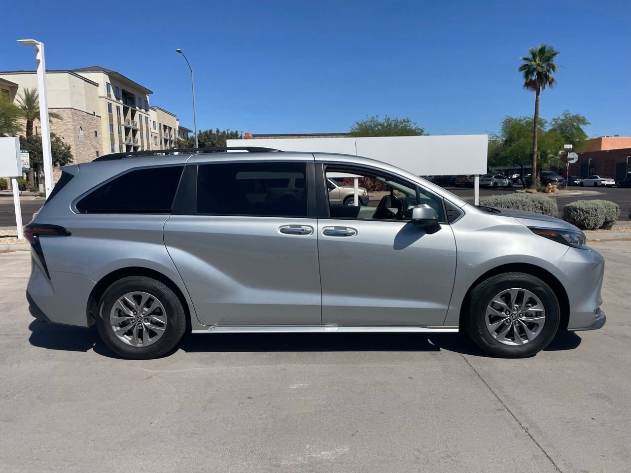 Used 2024 Toyota Sienna XLE image 3