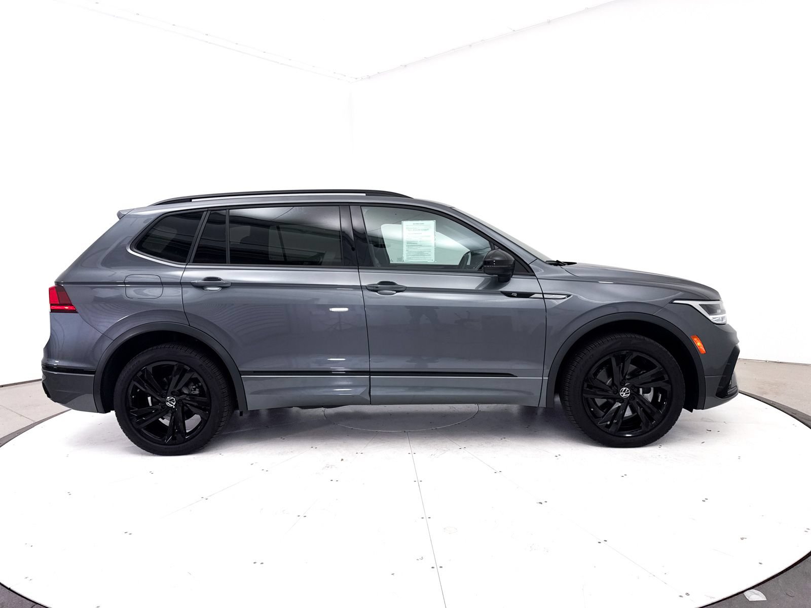 Used 2024 Volkswagen Tiguan SE R-Line AWD/4WD image 40