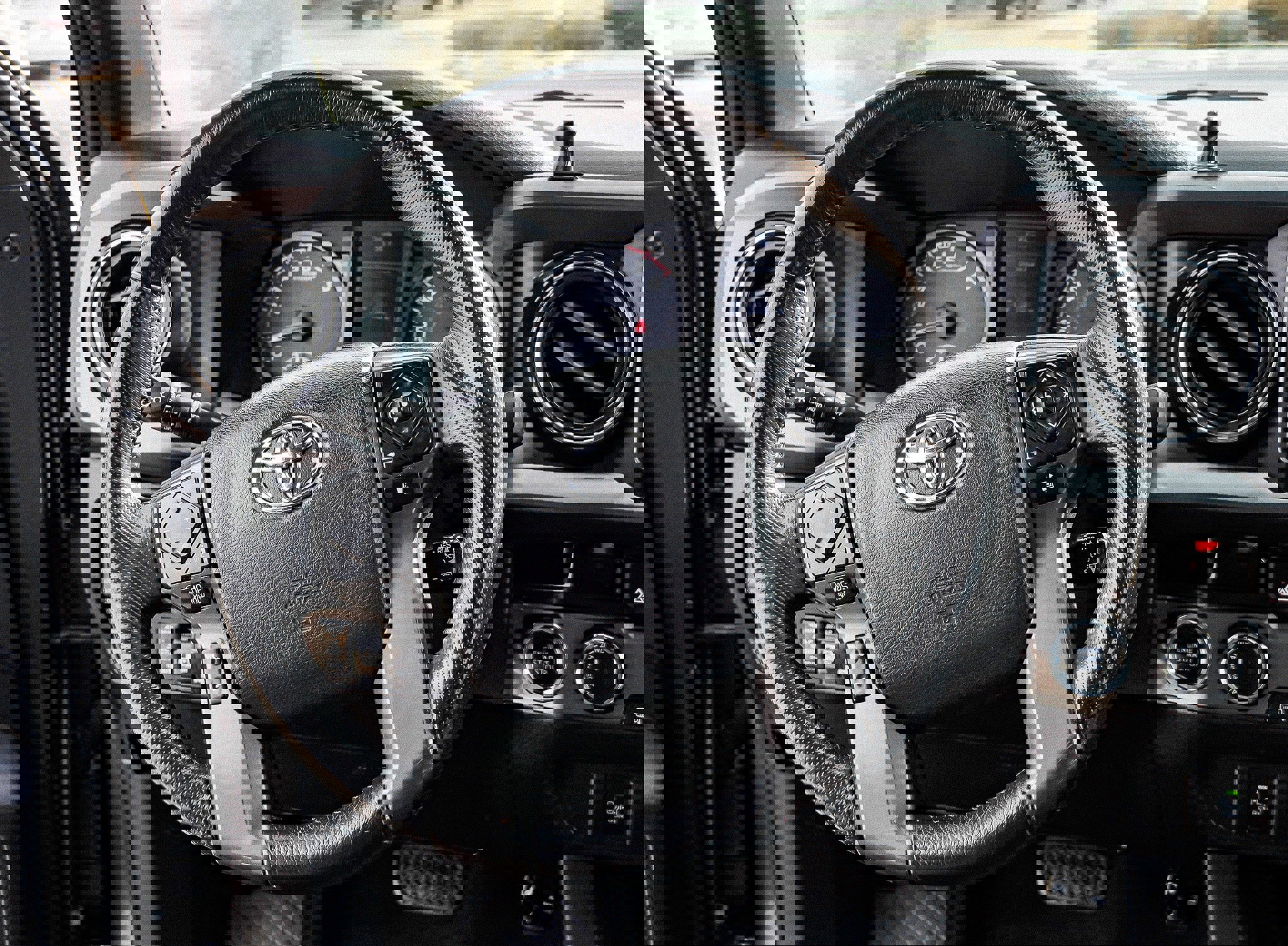 Used 2017 Toyota Tacoma TRD Off-Road w/ Premium & Technology Package image 33