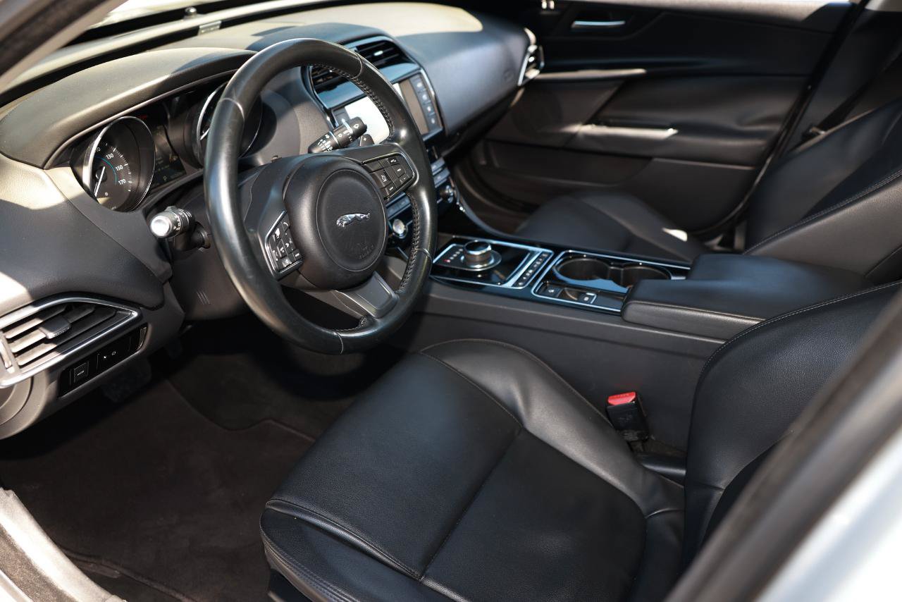 Used 2017 Jaguar XE Premium RWD image 6
