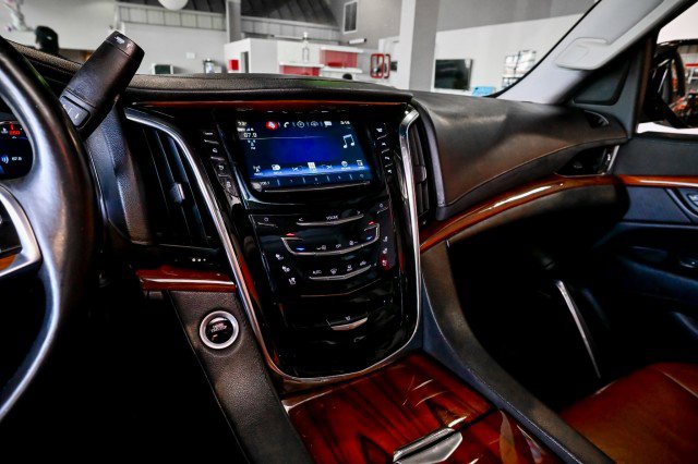 Used 2018 Cadillac Escalade ESV Luxury AWD/4WD image 35