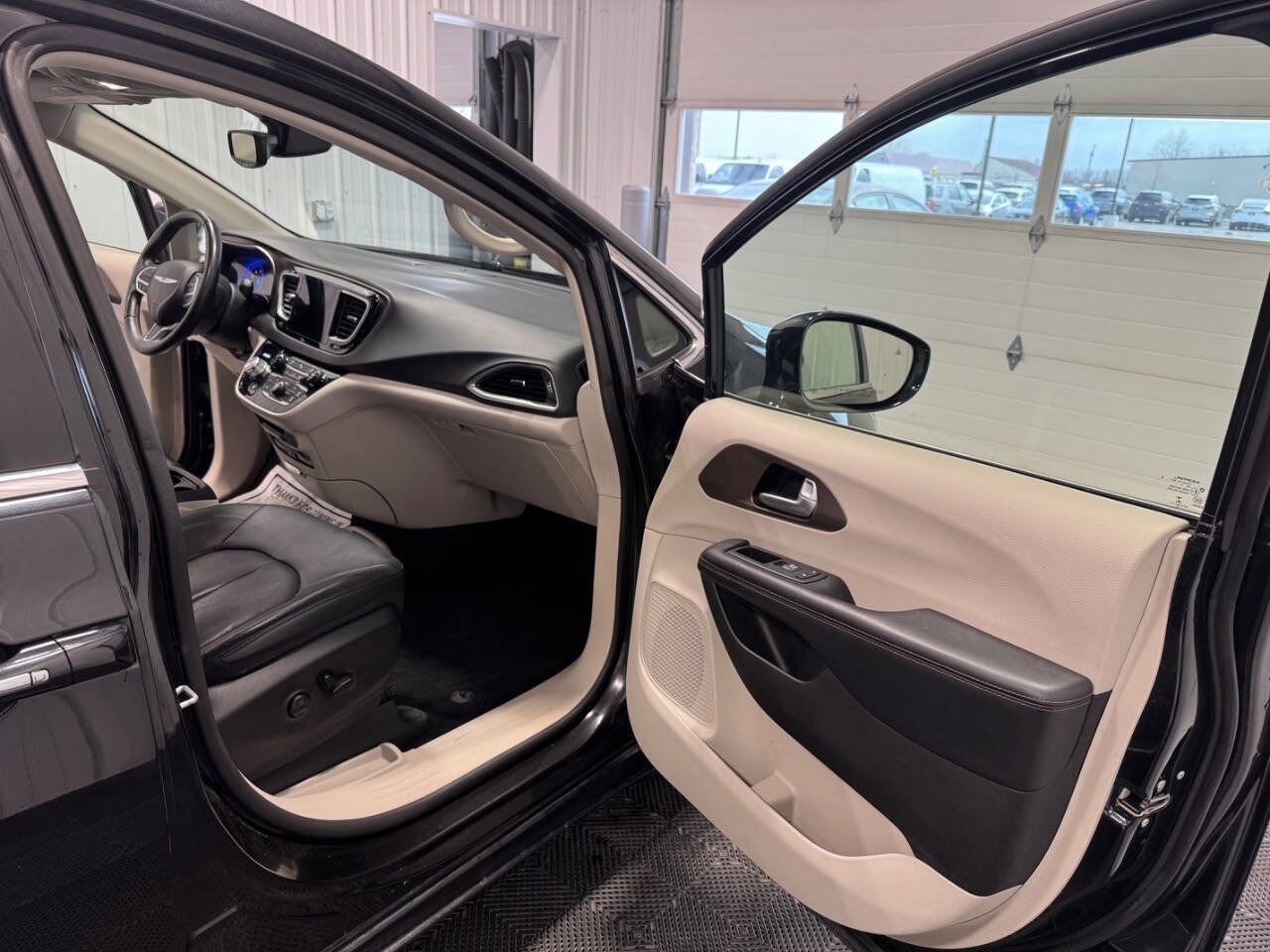 Used 2018 Chrysler Pacifica Touring-L Plus image 19
