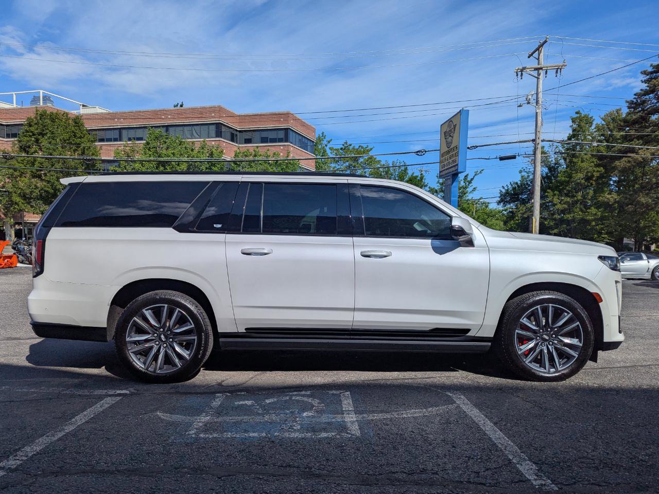 Used 2022 Cadillac Escalade ESV Sport Platinum AWD/4WD image 6