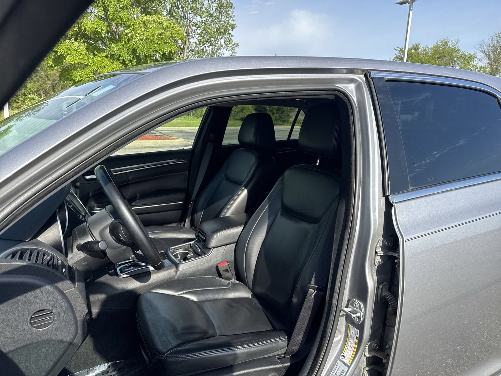 Used 2017 Chrysler 300 Limited RWD image 10