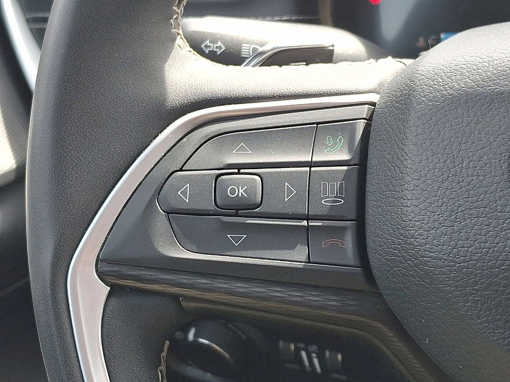 Certified 2023 Jeep Grand Cherokee Laredo w/ Luxury Tech Group I AWD/4WD image 17