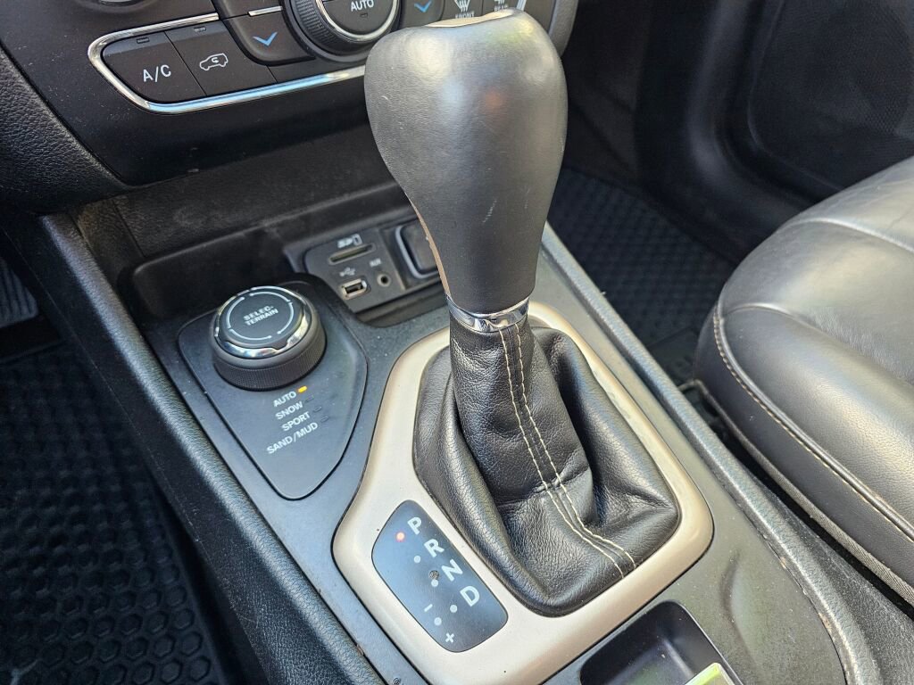 Used 2016 Jeep Cherokee Latitude w/ North All-Season Group image 29