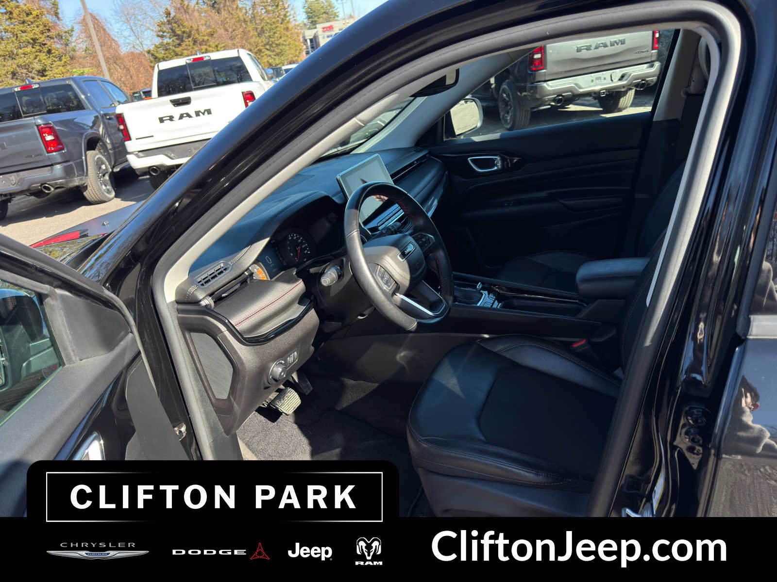 Used 2022 Jeep Compass Trailhawk w/ Trailhawk Convenience Group AWD/4WD image 11