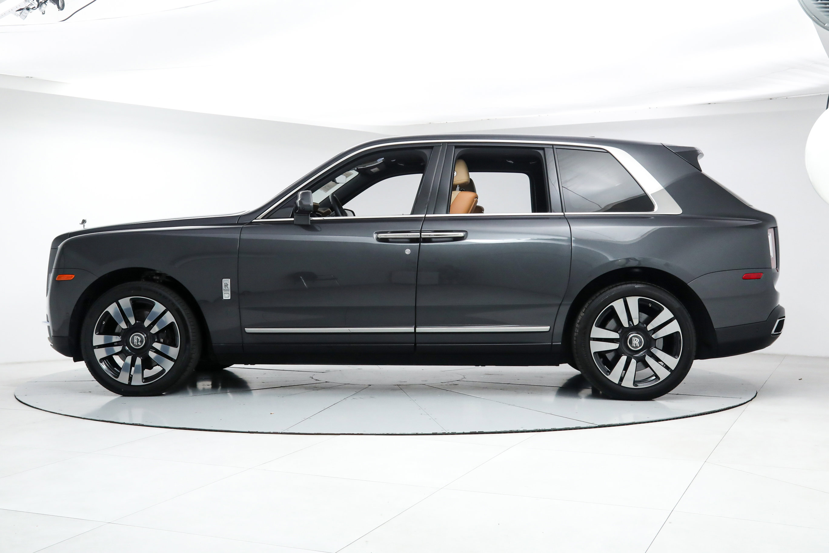 Used 2022 Rolls-Royce Cullinan image 2