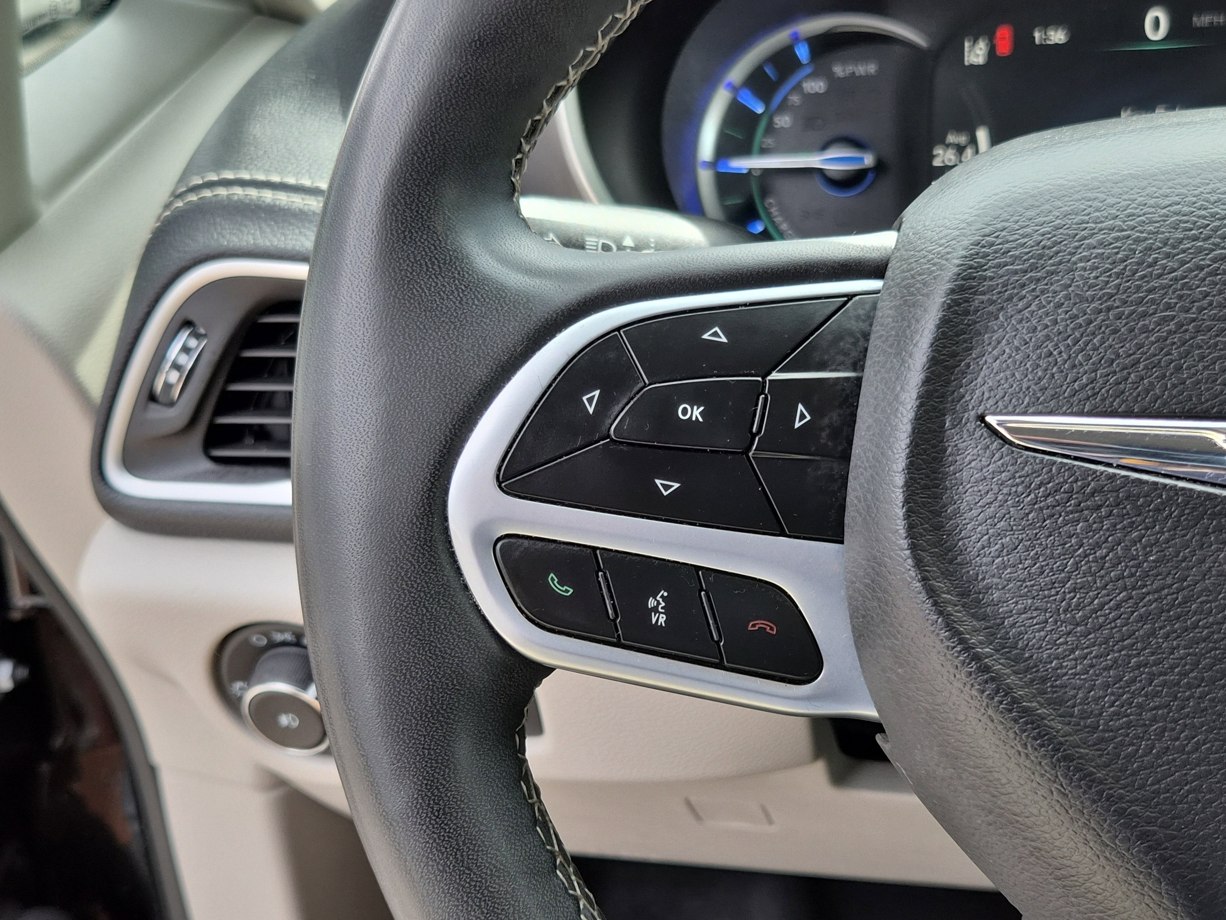 Used 2023 Chrysler Pacifica Touring-L image 24