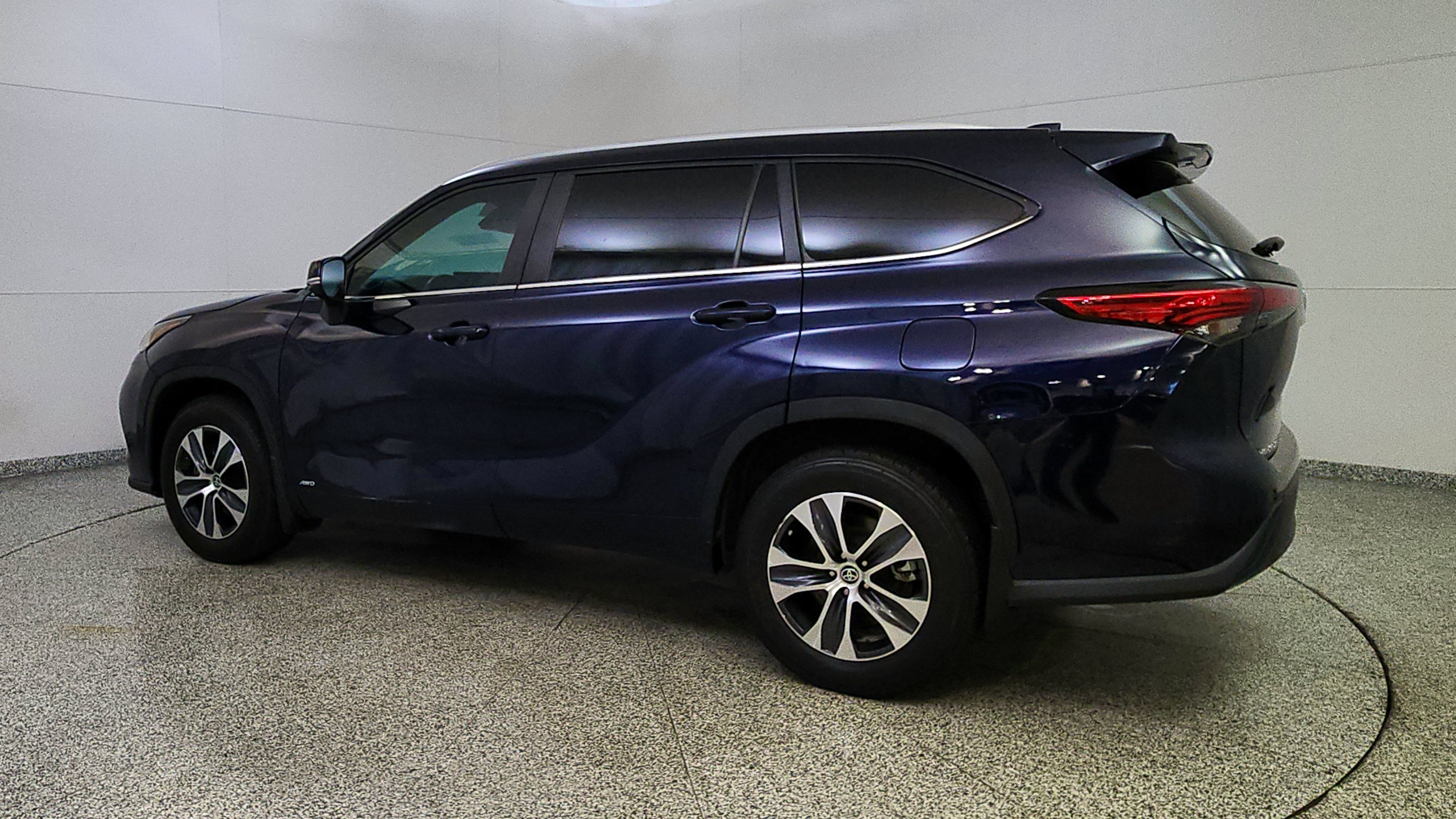 Used 2023 Toyota Highlander XLE AWD/4WD image 5