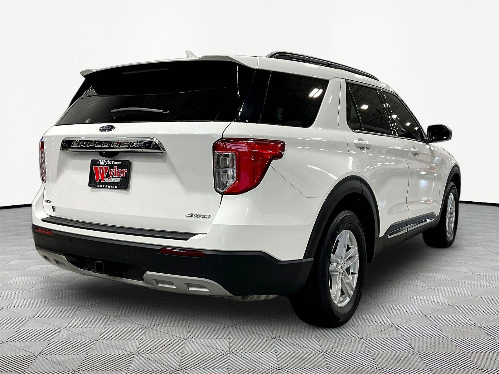 Used 2022 Ford Explorer XLT w/ Equipment Group 202A AWD/4WD image 6
