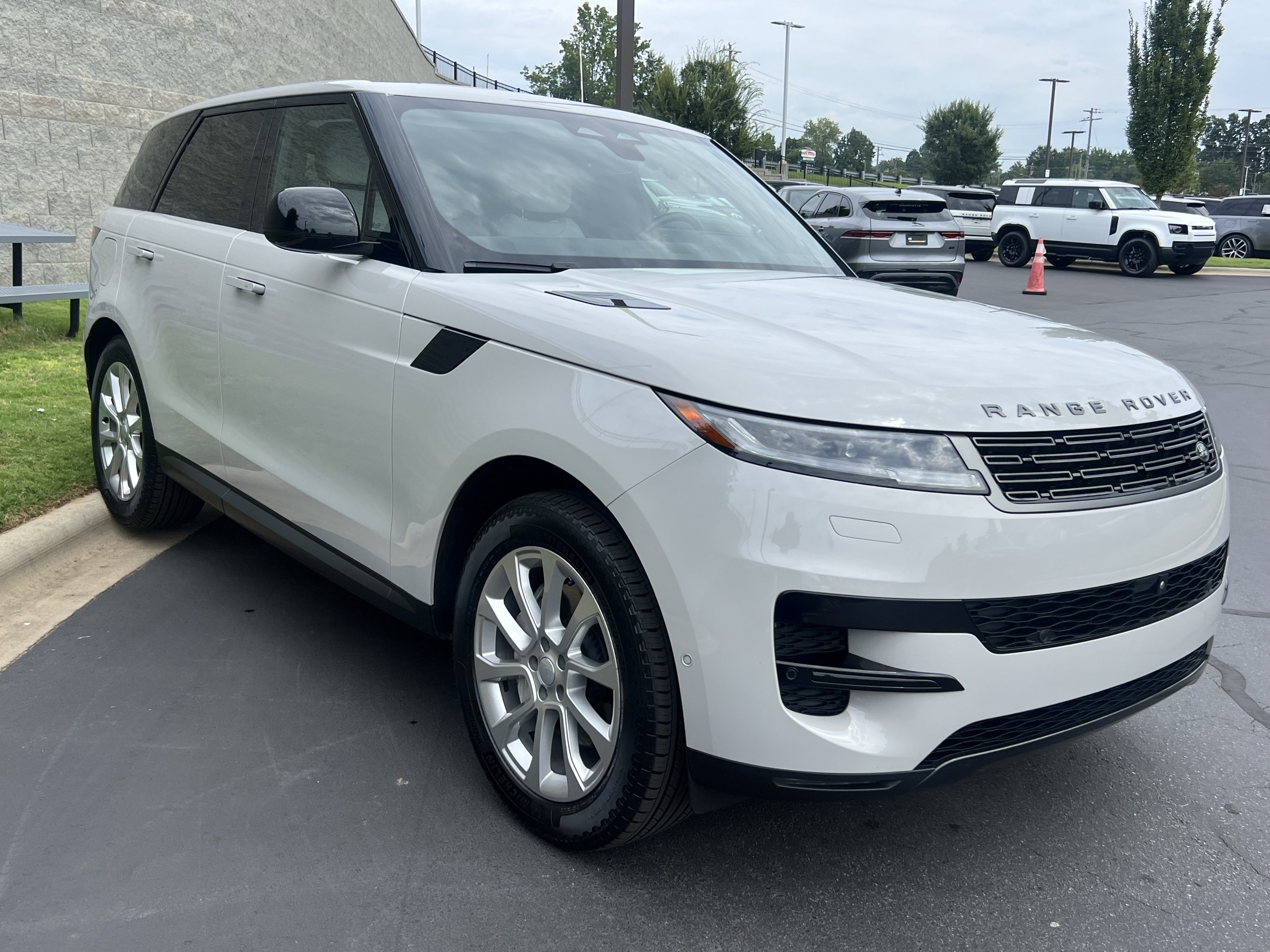 Used 2024 Land Rover Range Rover Sport SE AWD/4WD image 9