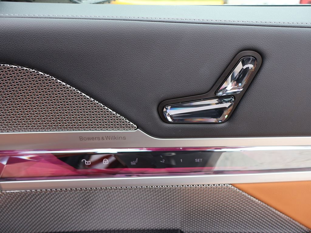 Used 2023 BMW 740i w/ Parking Assistance Package image 43