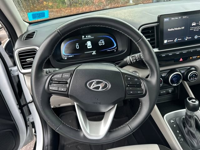 Certified 2025 Hyundai Venue SEL image 16