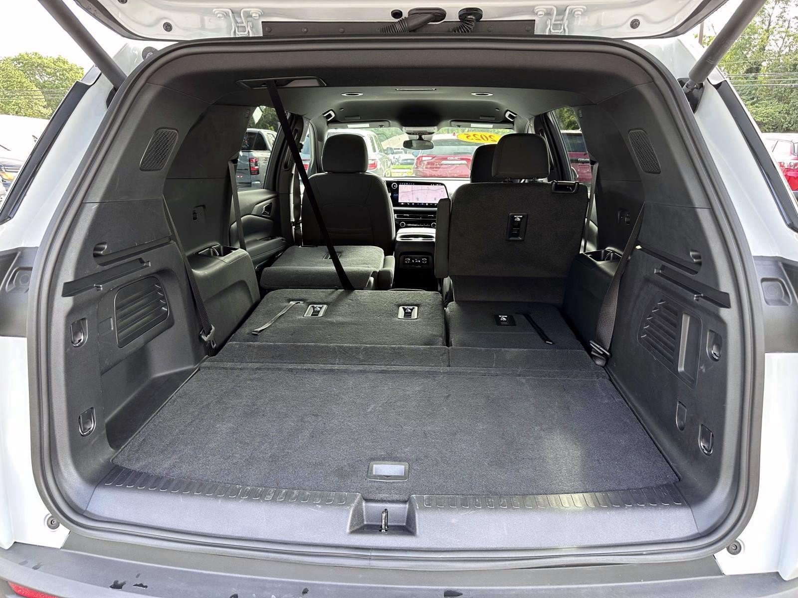 Used 2025 Chevrolet Traverse LT w/ Driver Confidence Package FWD image 7