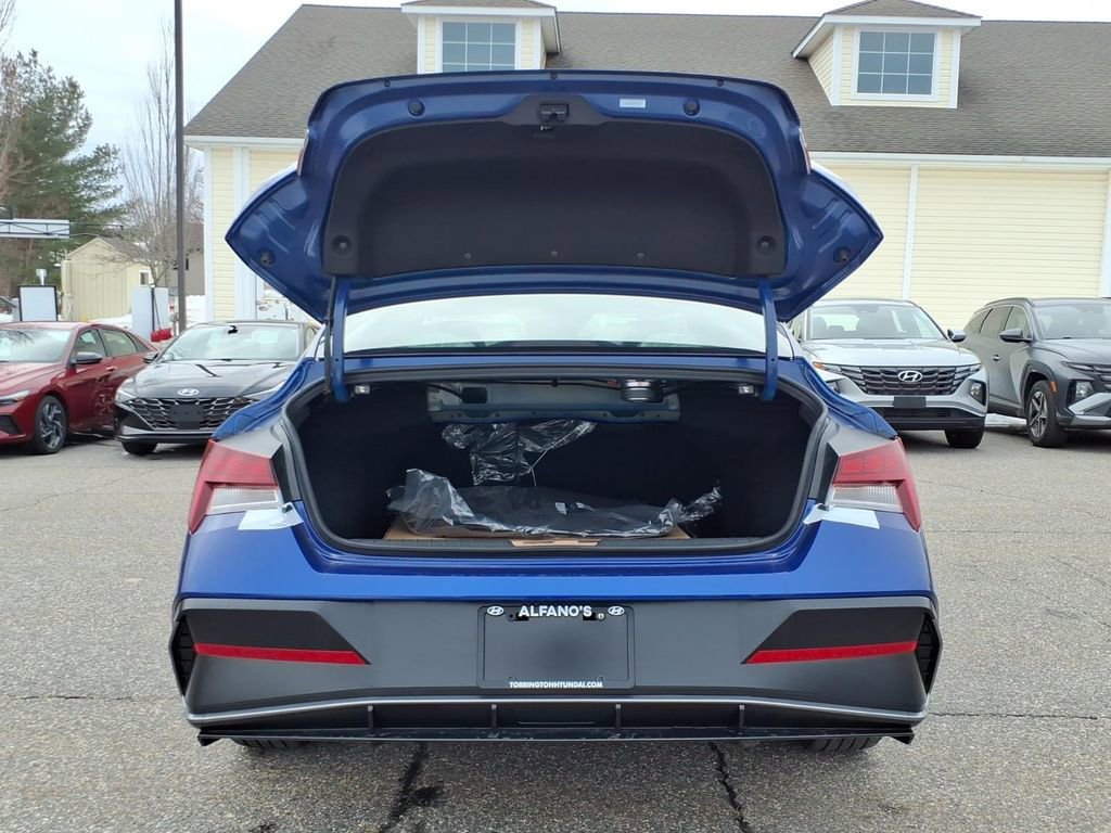 New 2025 Hyundai Elantra Limited image 8