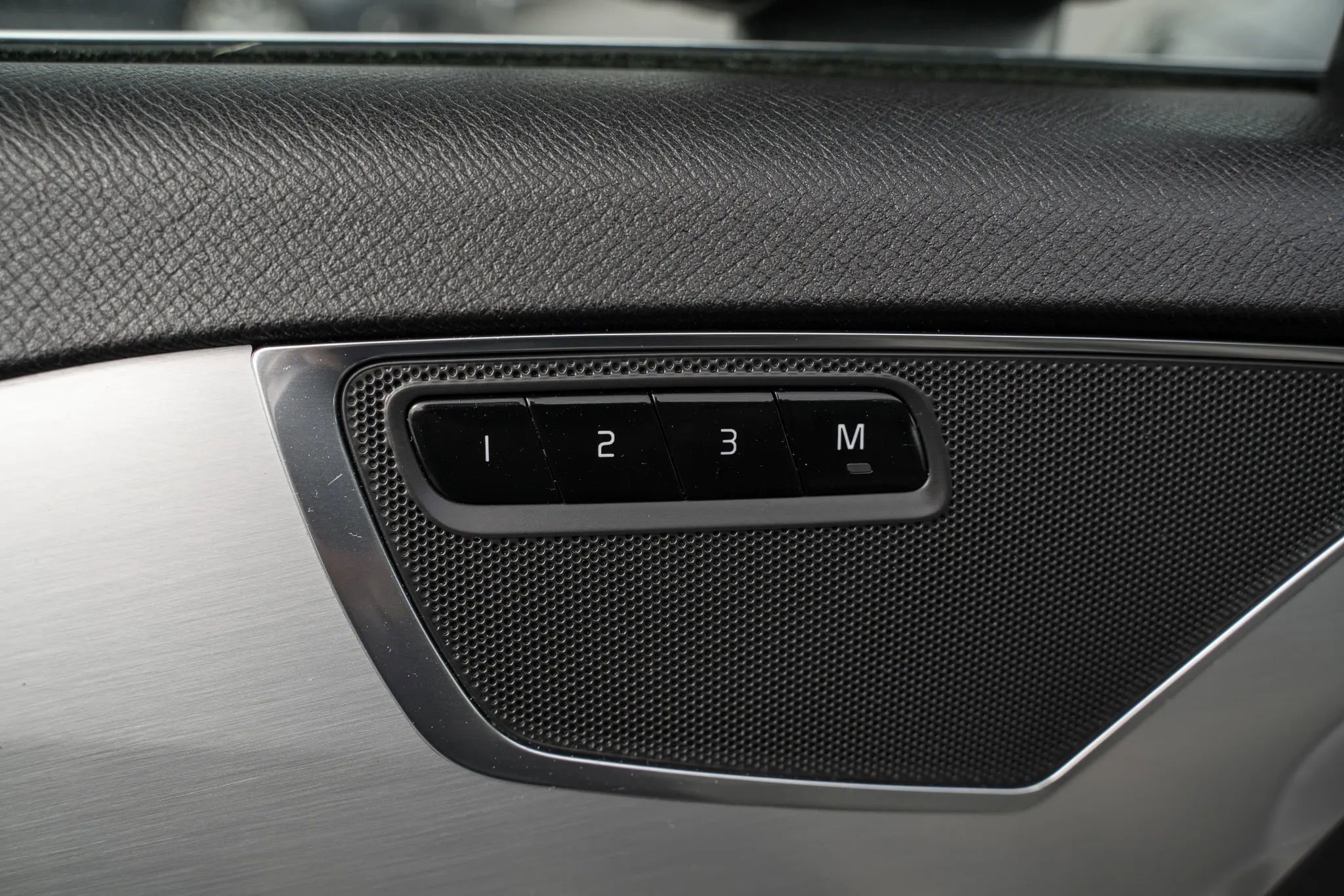 Used 2017 Volvo XC90 T6 Momentum w/ Vision Package image 18