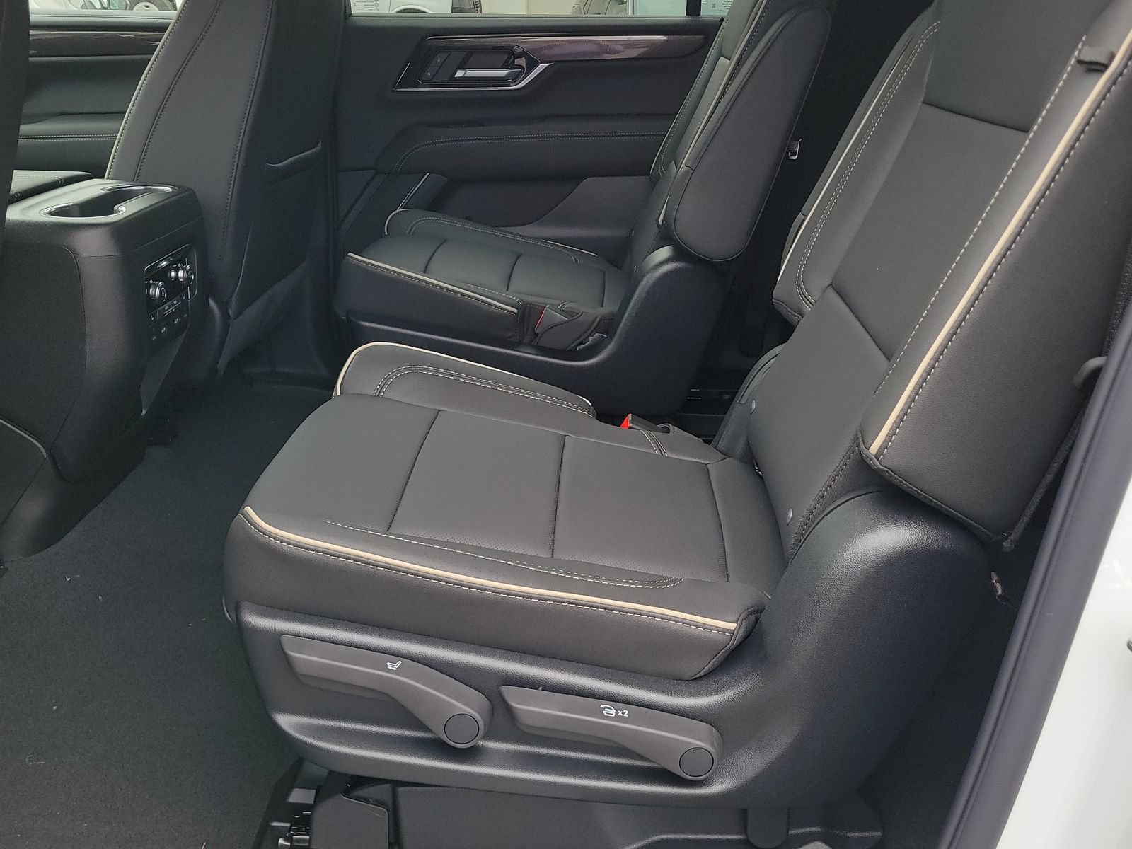 New 2026 GMC Yukon XL Elevation w/ Elevation Premium Package AWD/4WD image 11