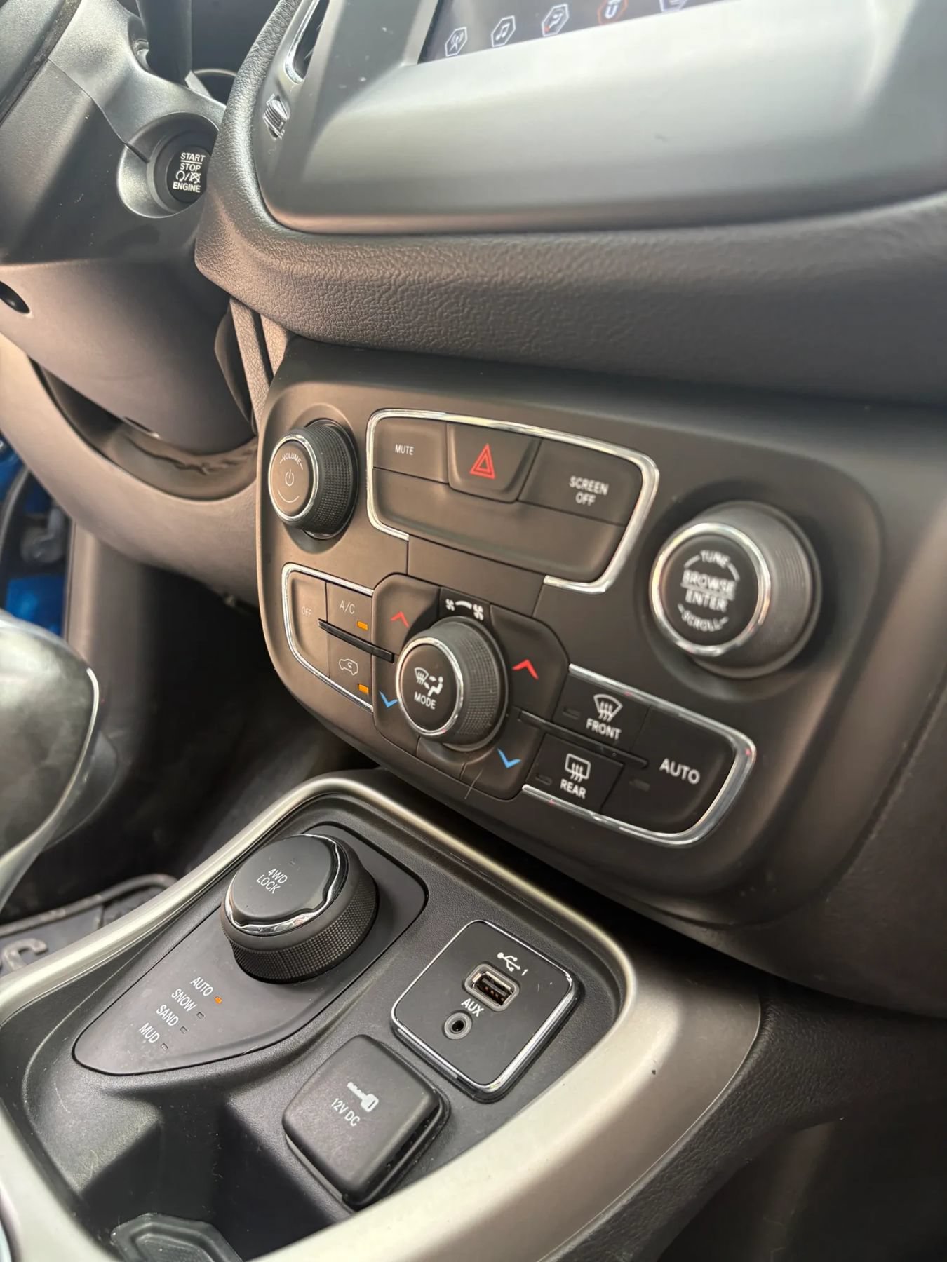 Used 2021 Jeep Compass Latitude w/ Sun and Sound Group AWD/4WD image 30