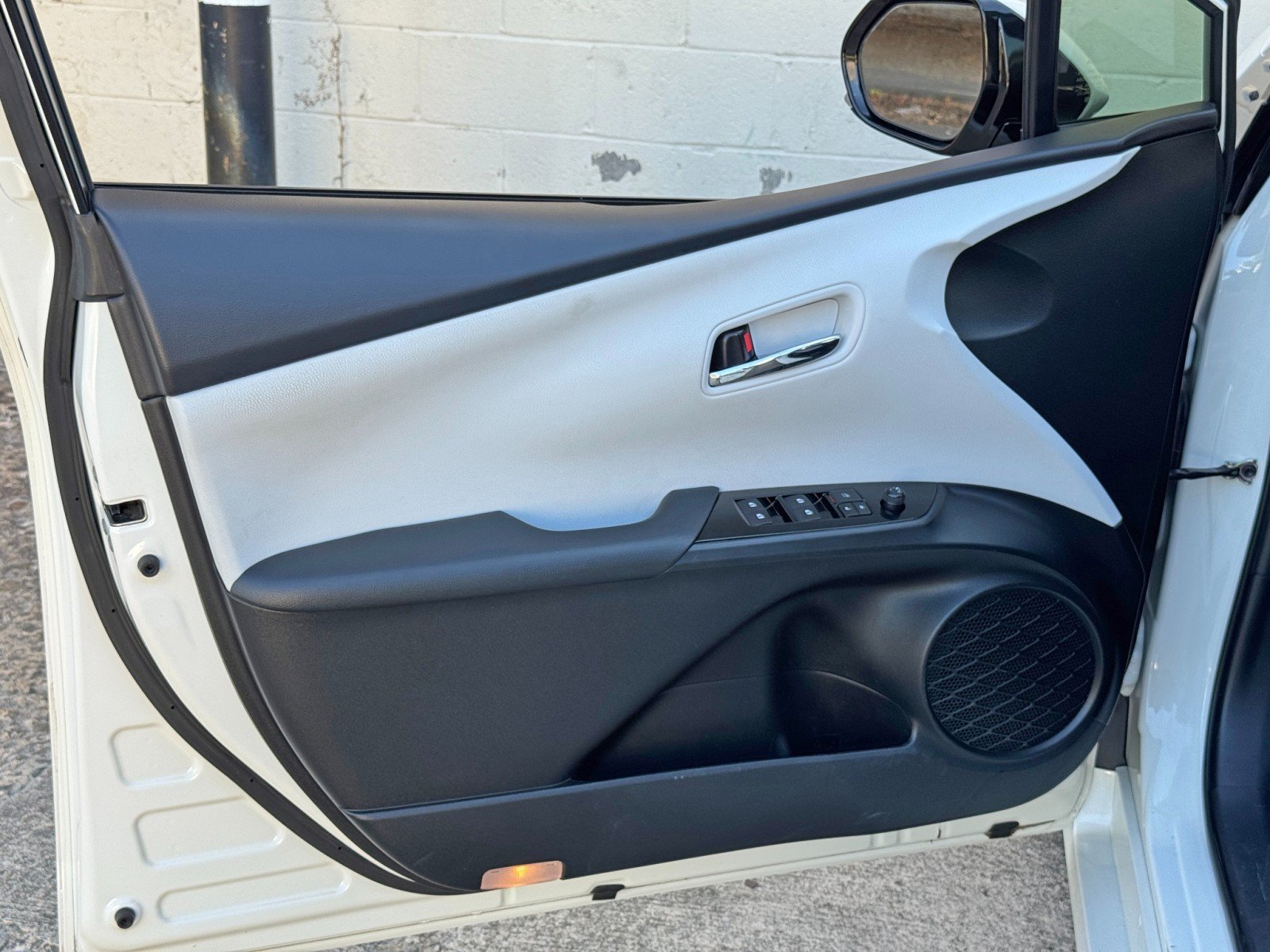 Used 2017 Toyota Prius Three Touring w/ Carpet Mat Package FWD image 33