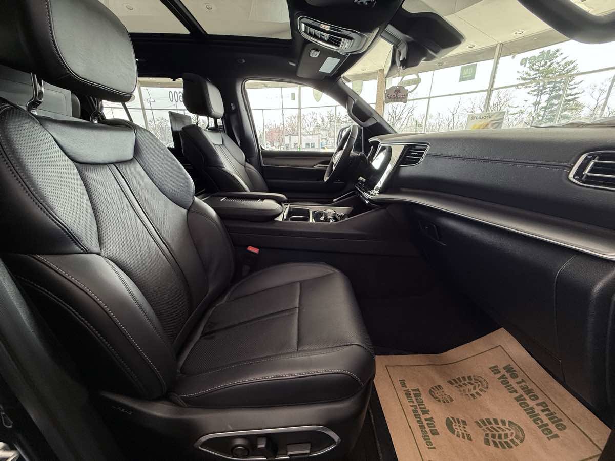 Used 2025 Jeep Wagoneer L Series III w/ Premium Group I AWD/4WD image 37