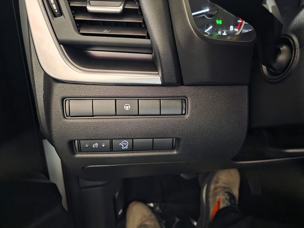 Used 2023 Nissan Rogue SV image 30