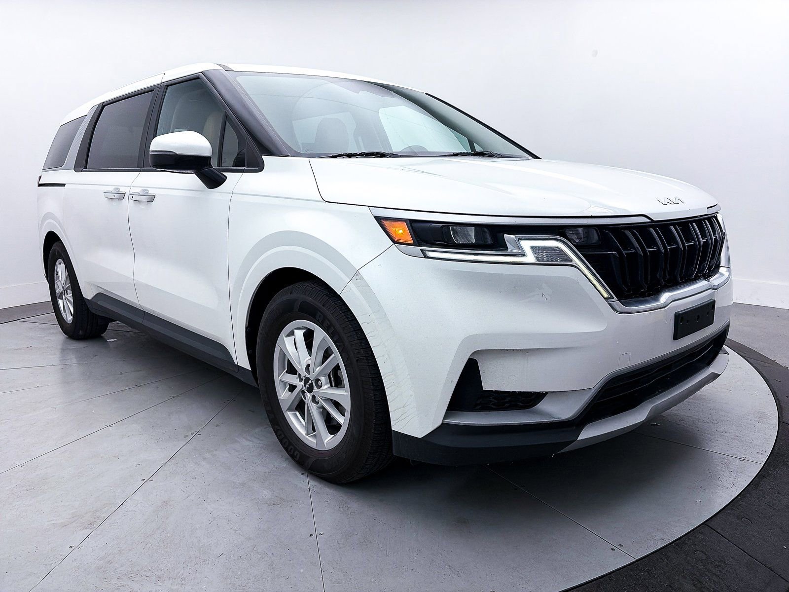 Used 2022 Kia Carnival LX image 9