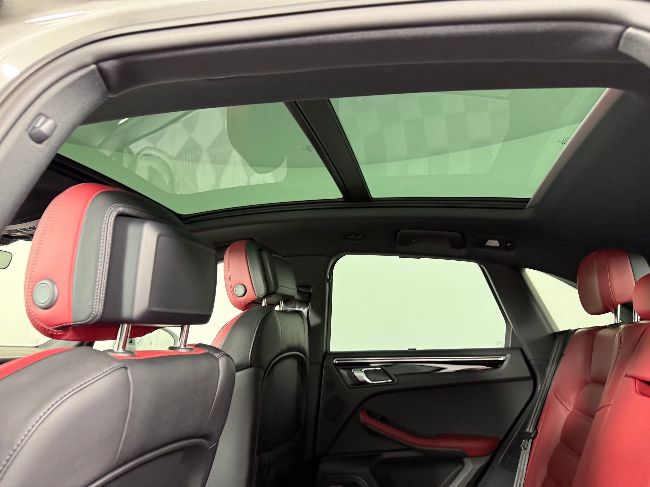 Certified 2026 Porsche Macan S AWD/4WD image 17