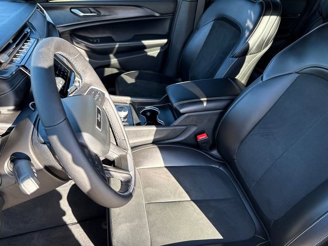 Used 2025 Jeep Grand Cherokee Altitude image 18