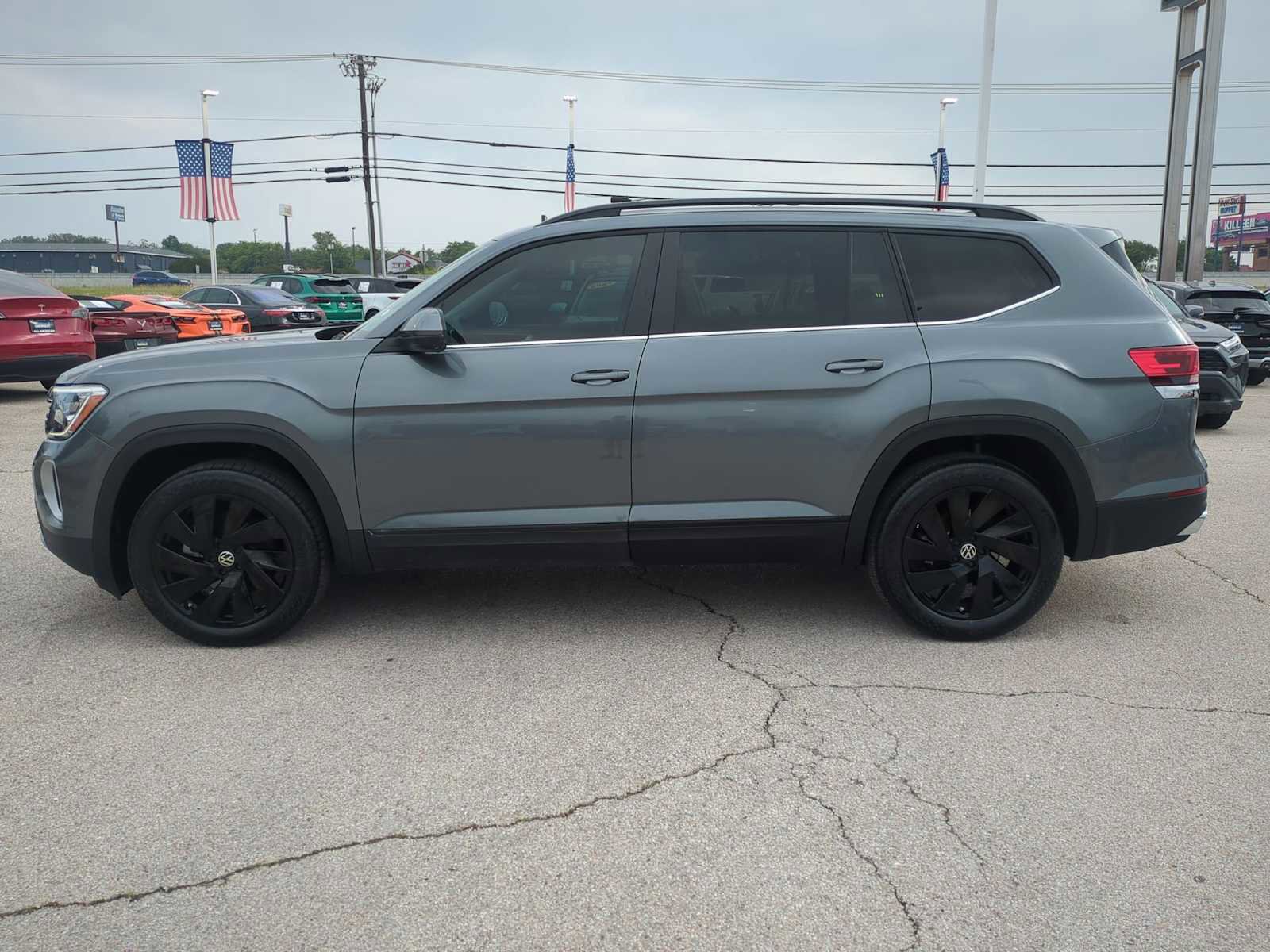 Used 2024 Volkswagen Atlas SE w/ Black Wheel Package FWD image 5