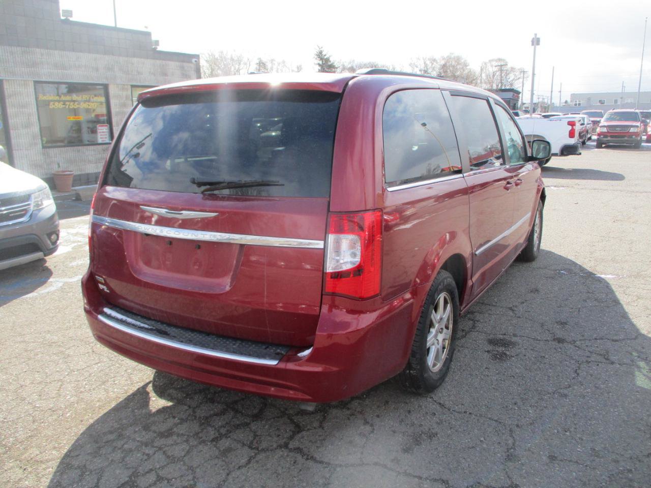 Used 2013 Chrysler Town & Country Touring image 5