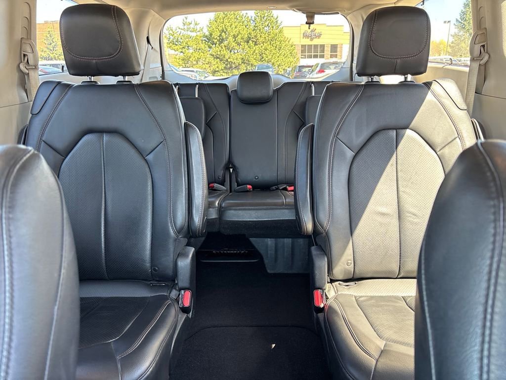 Used 2019 Chrysler Pacifica Touring-L FWD image 35