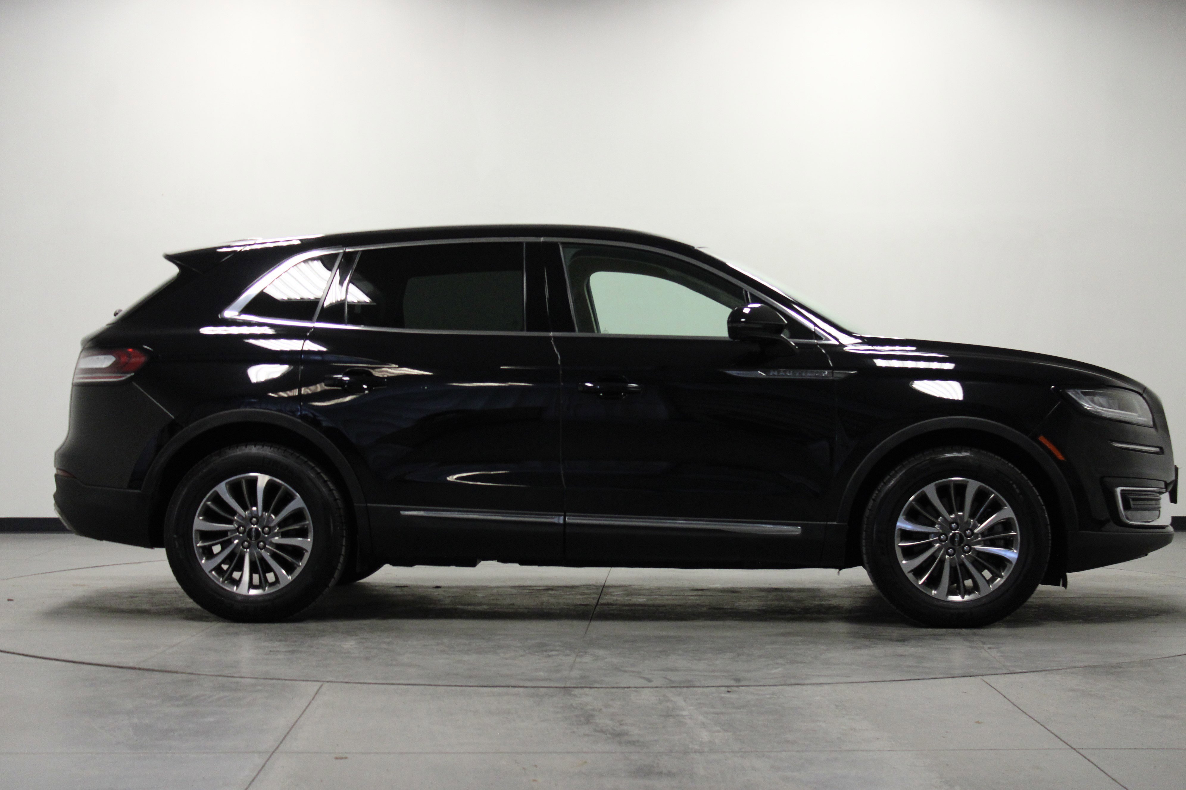 Used 2019 Lincoln Nautilus Select image 3