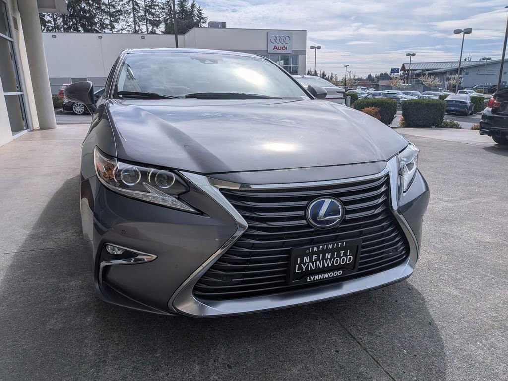 Used 2016 Lexus ES 300h w/ Luxury Package w/Wood Trim image 2