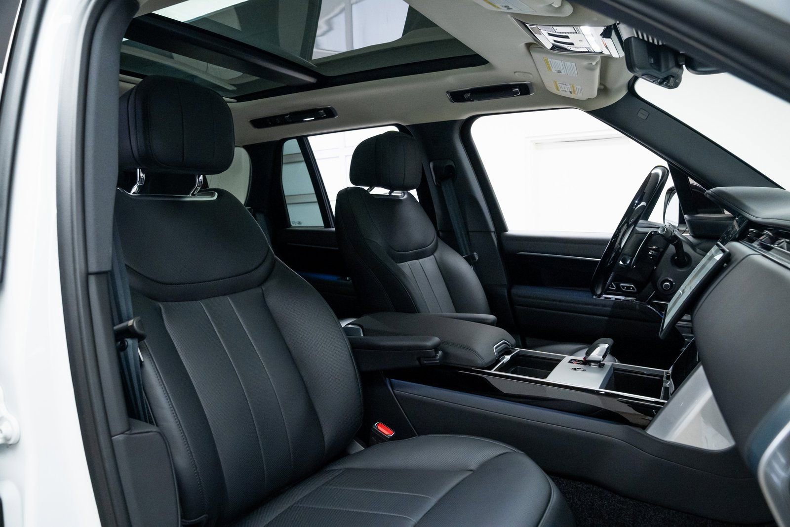 Used 2025 Land Rover Range Rover SE image 22