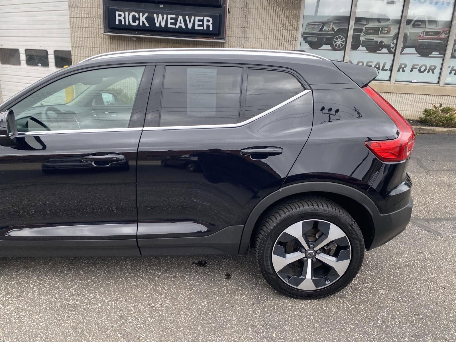 Used 2024 Volvo XC40 B5 Plus image 4