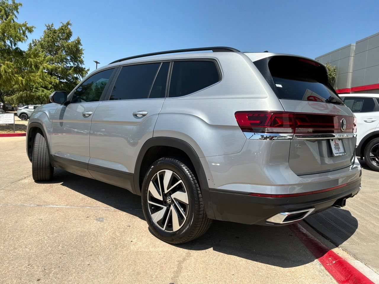 Used 2026 Volkswagen Atlas SE FWD image 8