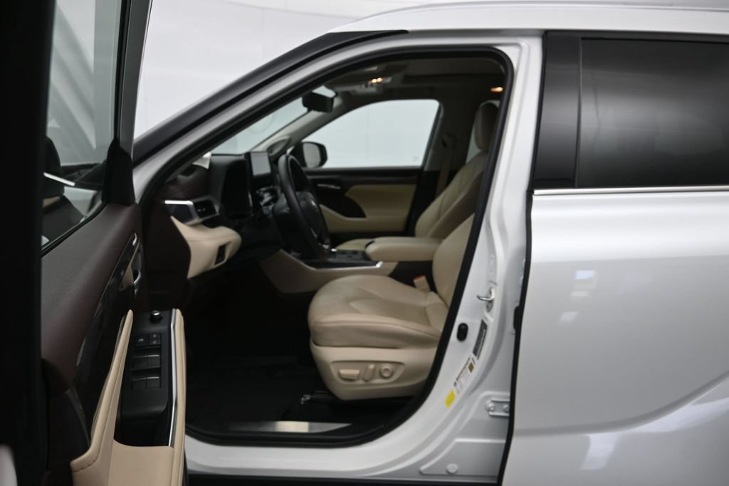 Used 2022 Toyota Highlander Platinum FWD image 22