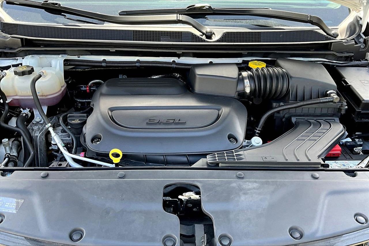 Certified 2024 Chrysler Pacifica Touring-L FWD image 37