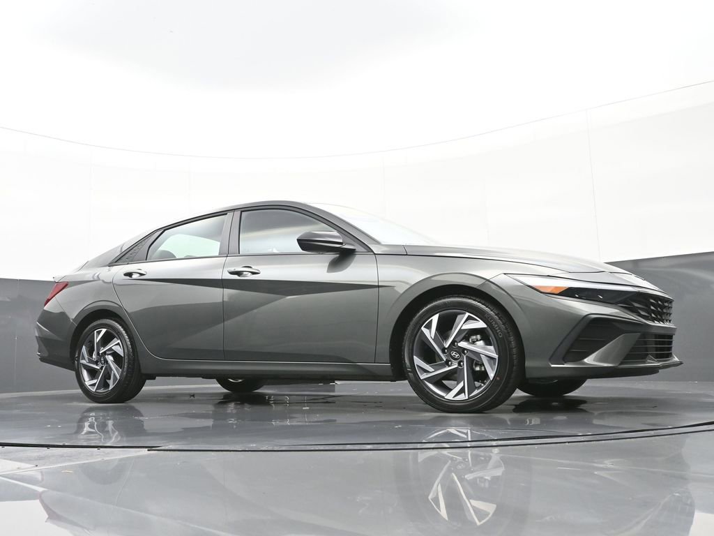 Certified 2025 Hyundai Elantra Sport image 36