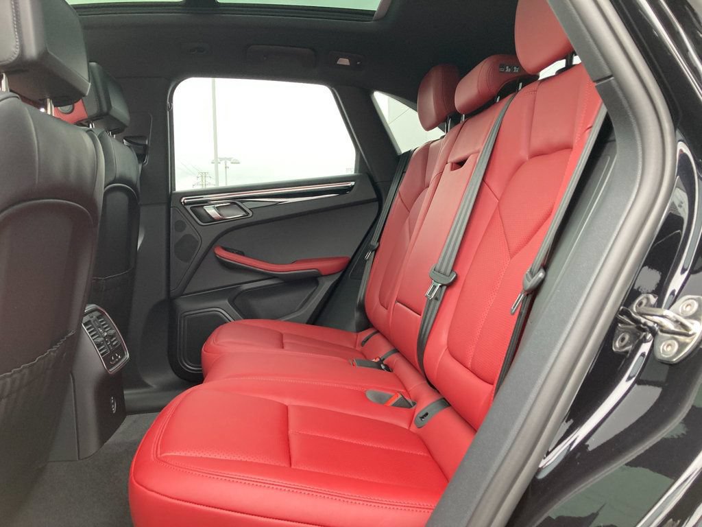 Used 2025 Porsche Macan AWD/4WD image 17