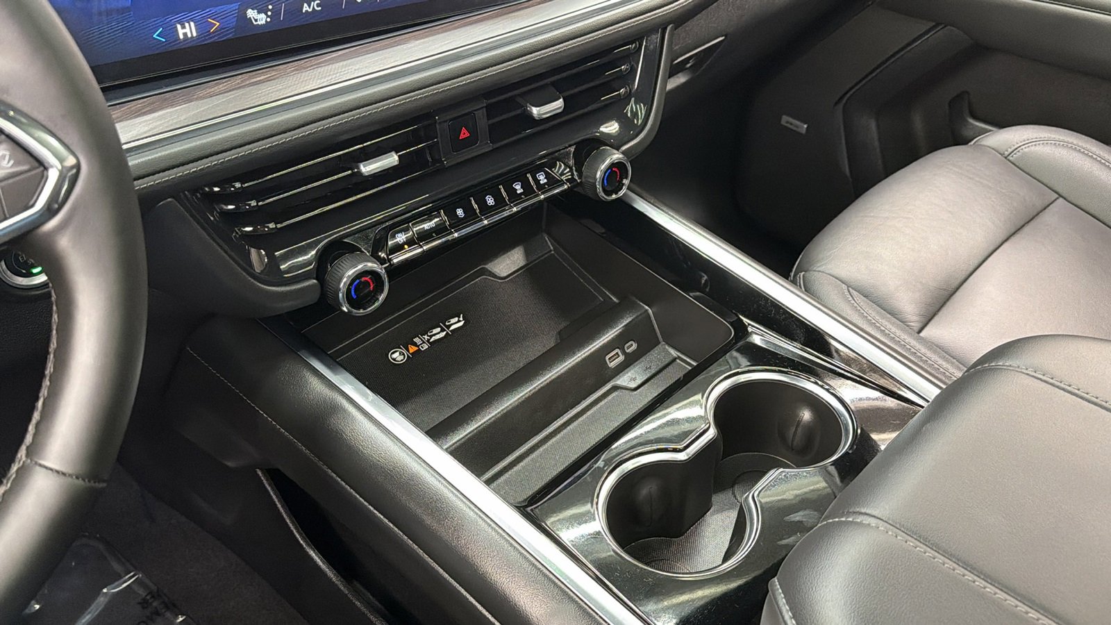 Used 2025 Chevrolet Tahoe Z71 w/ Comfort Package image 32